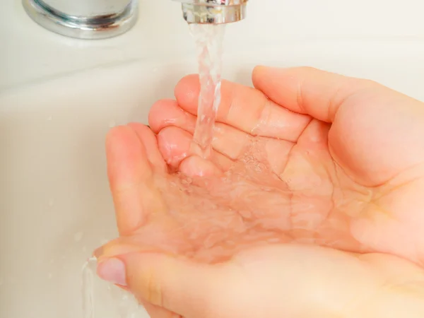 Woman  washing hands — Stock Photo, Image