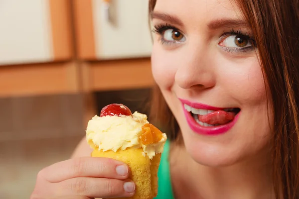Woman eating delicious cake — Stock Photo, Image
