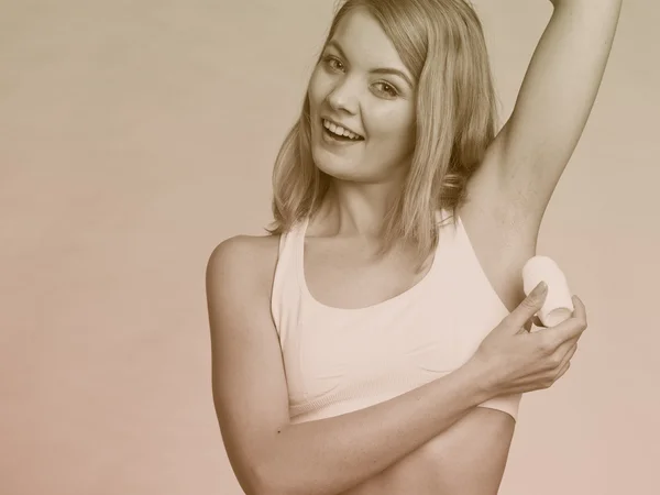 Flicka tillämpa pinne deodorant — Stockfoto
