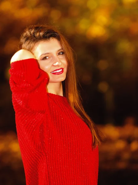 Mujer chica de moda relajante caminando en el parque otoñal, al aire libre —  Fotos de Stock