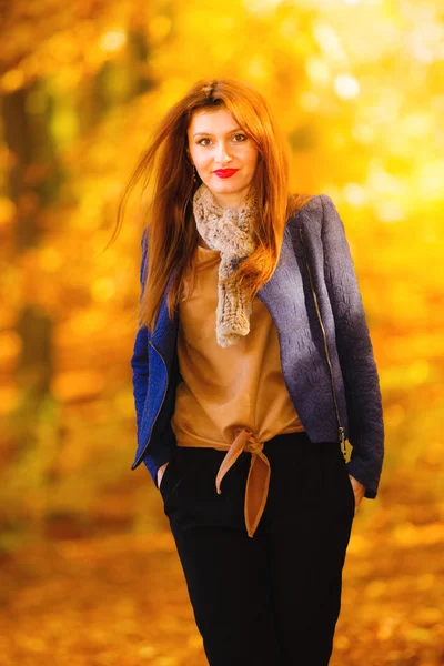 Açık sonbahar Park'ta yürüyordunuz rahatlatıcı kadın kız moda — Stok fotoğraf