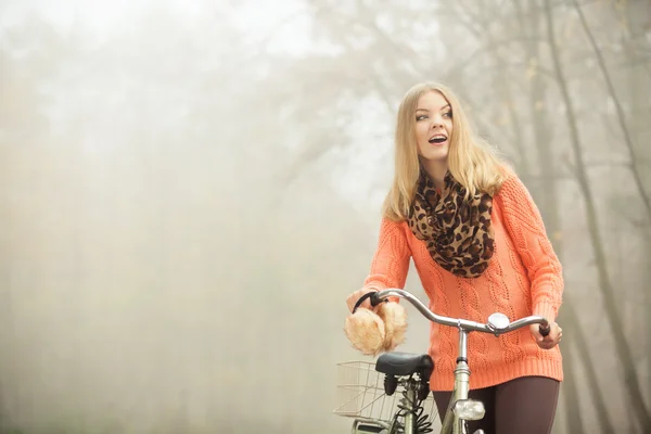 Glückliche aktive Frau mit Fahrrad — Stockfoto