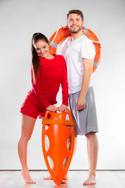 Bademeister-Paar mit Rettungsgerät — Stockfoto