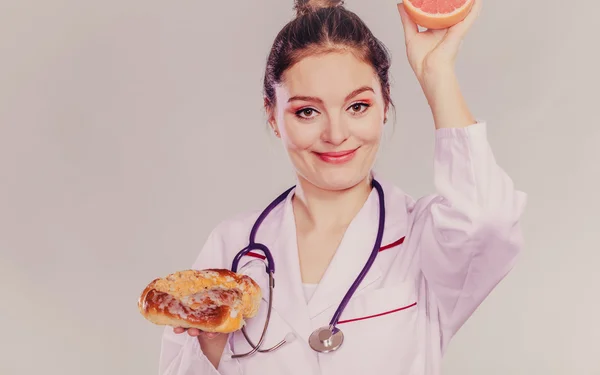 Mulher segurando frutas e bolo — Fotografia de Stock