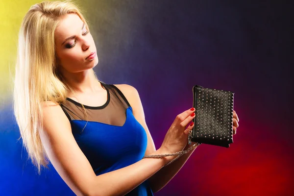Elegante Frau hält schwarze Handtasche — Stockfoto