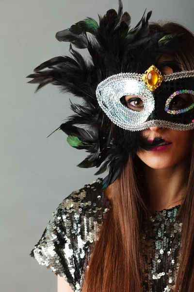 Vrouw gezicht met carnaval masker — Stockfoto