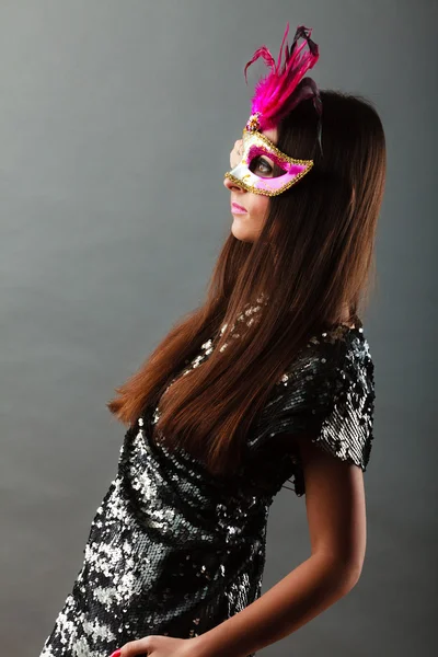 Mulher com máscara de carnaval em cinza — Fotografia de Stock
