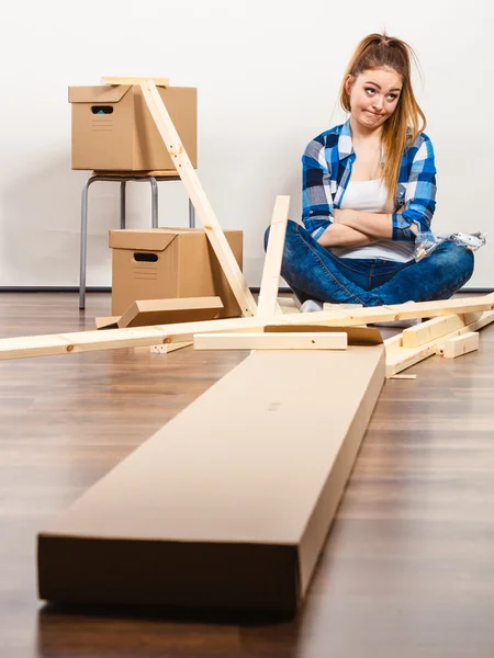 Woman moving into new apartment — Stock Image Woman moving into new apartment Stock Image