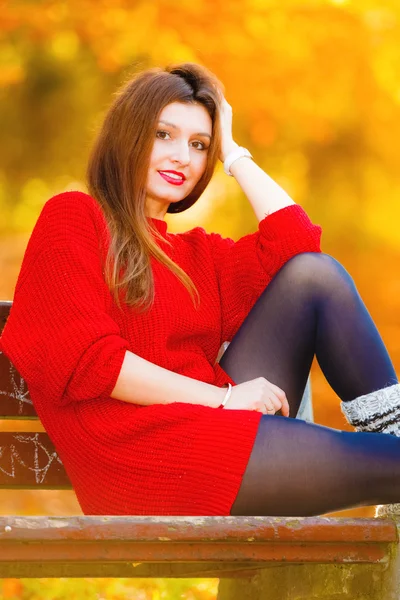 Portrait girl relaxing on bench in autumnal park. — ストック写真