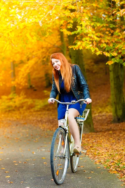 Bellezza ragazza rilassante nel parco autunnale con bicicletta, all'aperto — Foto Stock