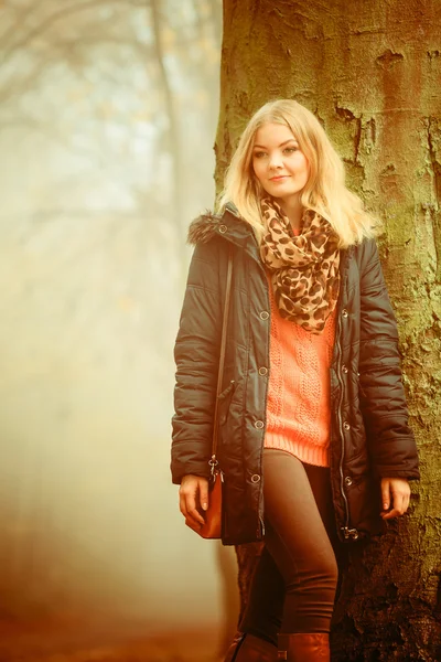 Kvinna promenader i parken i dimmig dag — Stockfoto