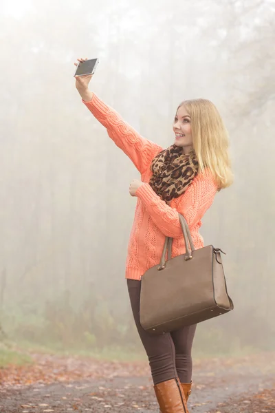 Glückliche Modefrau im Park macht Selfie-Foto. — Stockfoto