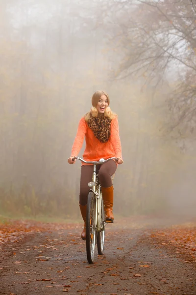 Mädchen entspannt sich im herbstlichen Park mit Fahrrad — Stockfoto