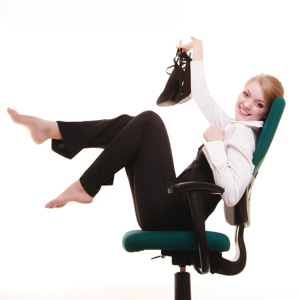 Přestávka z práce. Podnikatelka relaxuje na židli. — Stock fotografie