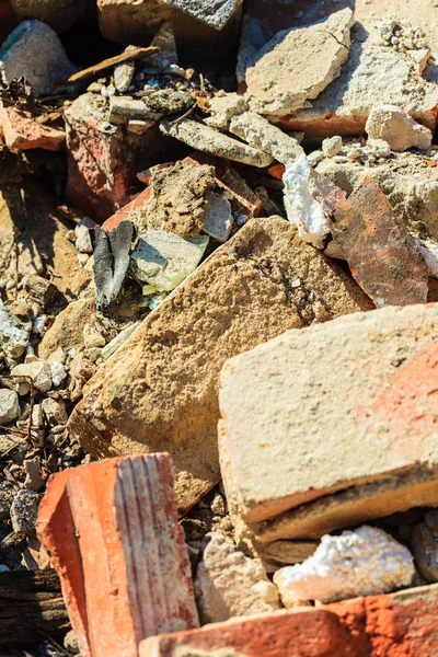 Baustelle. Nahaufnahme Stapel alter Ziegel. — Stockfoto