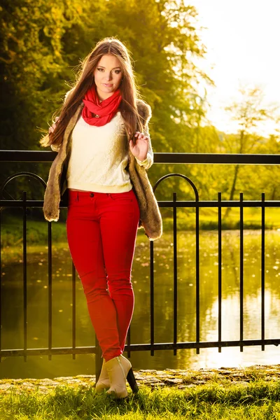 Portret dziewczyna relaks spacery w jesiennym parku. — Zdjęcie stockowe