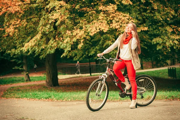 Fille se détendre dans le parc automnal avec vélo. — Photo