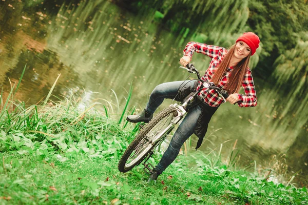 Dziewczyna relaks w jesiennym parku z rowerem. — Zdjęcie stockowe