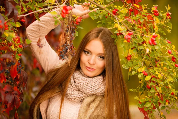 Portret meisje ontspannen wandelen in herfstpark. — Stockfoto