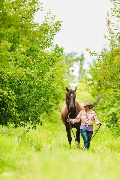 Zachodniej cowgirl kobieta z koniem. Aktywności sportowe — Zdjęcie stockowe