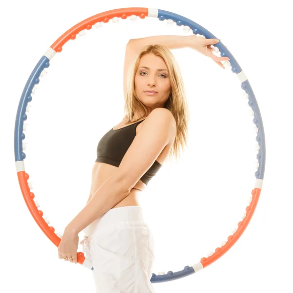 Sportovní fit dívka dělat cvičení s hula hoop. — Stock fotografie