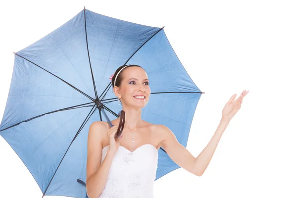 Femme mariée en robe de mariée blanche avec parapluie . — Photo