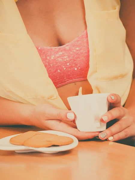 Girl with gingerbread cookies and tea coffee. — ストック写真