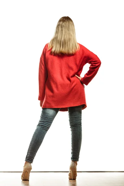 Módní žena v živé barvy červený kabát zadní pohled — Stock fotografie