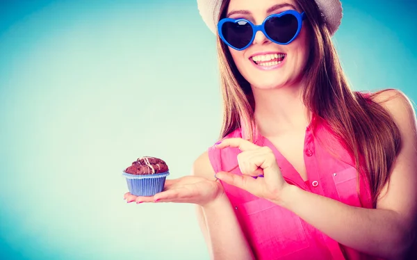 Sorridente donna estiva tiene la torta in mano — Foto Stock
