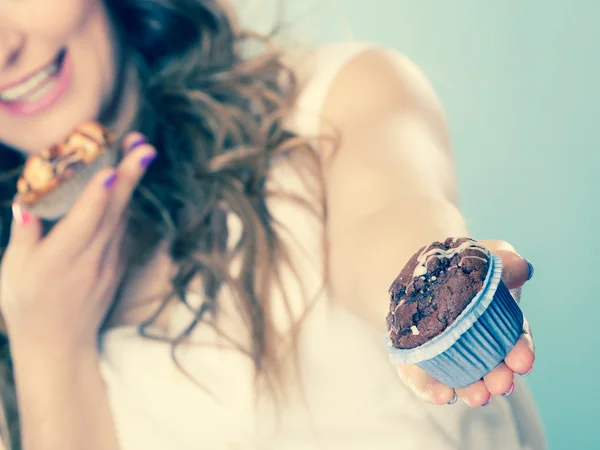 Lächelnde Sommerfrau hält Kuchen in der Hand — Stockfoto