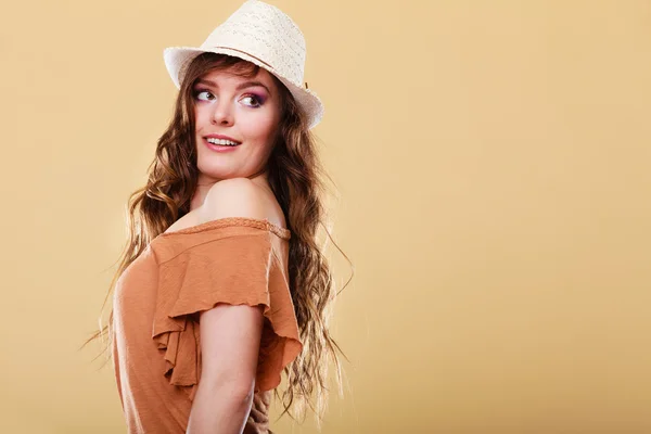 Mooi meisje in de zomer kleren helder stro hoed — Stockfoto