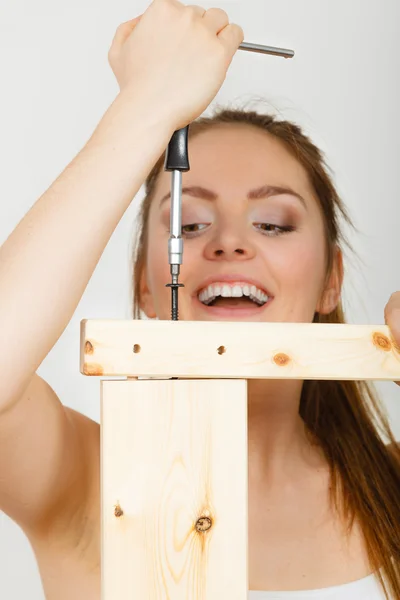 Frau beim Zusammenbau von Holzmöbeln. Heimwerken. — Stockfoto