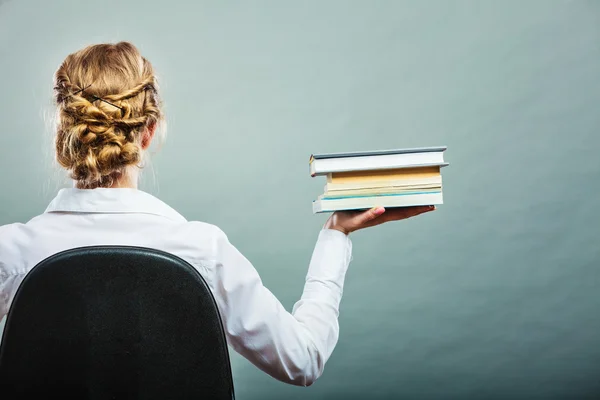 Mulher estudante mantém livros retrovisores — Fotografia de Stock