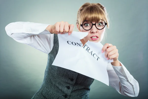 Mujer de negocios infeliz mostrando contrato arrugado — Foto de Stock