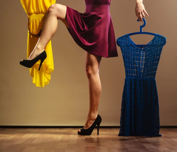 Meisje bedrijf hangers met kleren — Stockfoto