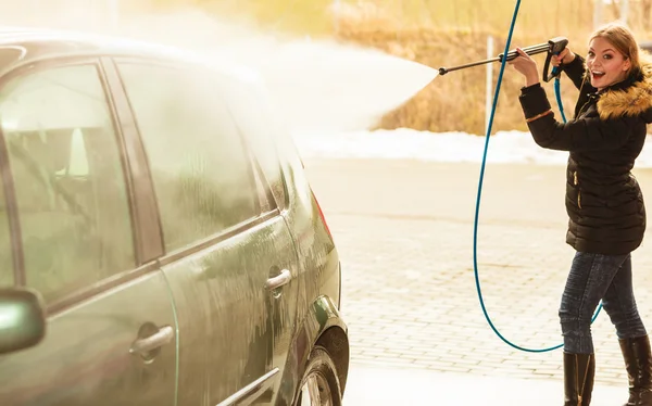 Woman washing car on open air — Stock Photo, Image