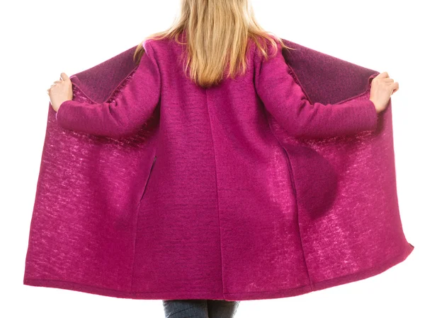 Γυναίκα σε έντονο χρώμα ροζ παλτό. — Φωτογραφία Αρχείου