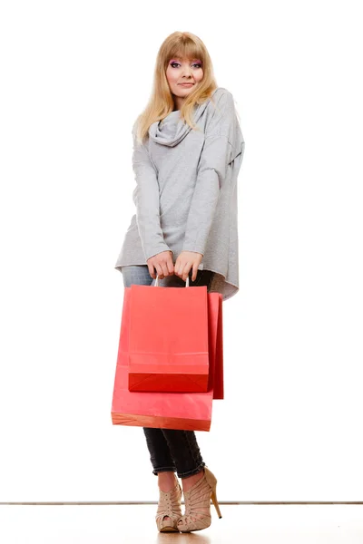Dívka hospodářství červený nákupní tašky — Stock fotografie