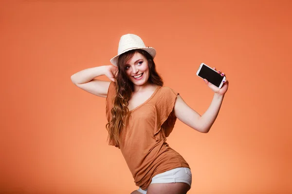 Mulher usando telefone celular — Fotografia de Stock