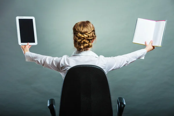 Frau hält Buch und Tablet in der Hand — Stockfoto