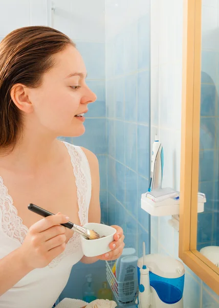 Mujer aplicando máscara facial de barro — Foto de Stock