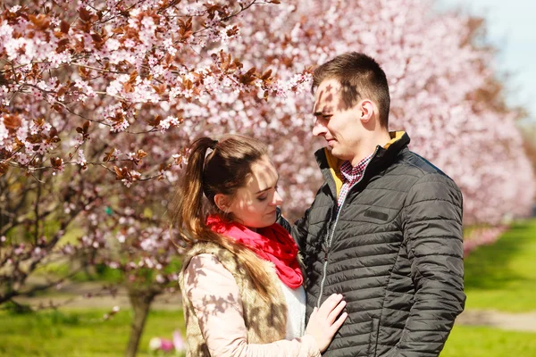 Pareja enamorada caminando en parque en soleado día de primavera —  Fotos de Stock