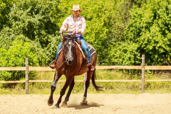 Mujer vaquera occidental montando a caballo. Actividad deportiva —  Fotos de Stock