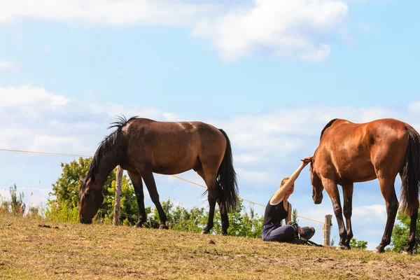 Mujer niña cuidando de caballo . —  Fotos de Stock