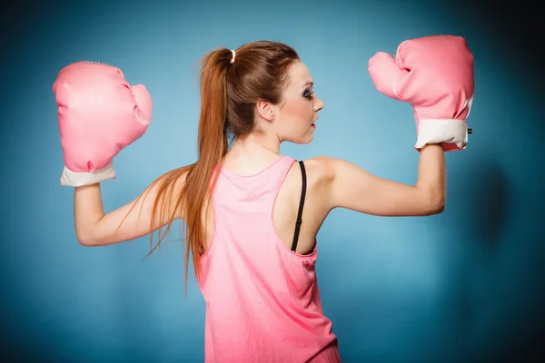 Boxer femminile indossa grandi guanti rosa divertimento giocare sport — Foto Stock