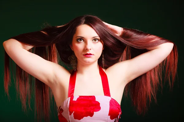 Femme aux cheveux longs créant coiffure . — Photo