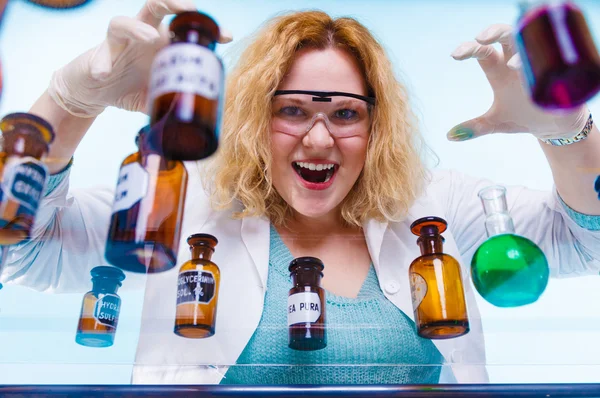 Femme étudiant en chimie avec fiole de test de verrerie. — Photo