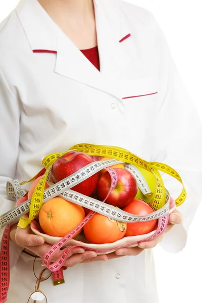 Mujer sosteniendo frutas dietista recomendando comida saludable. —  Fotos de Stock