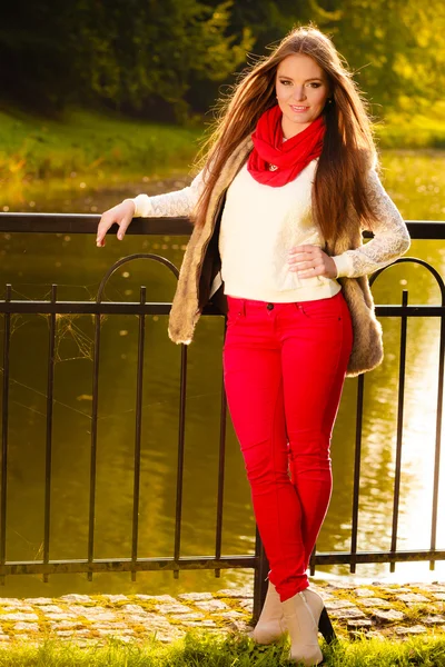 Woman relaxing in autumnal park — Stock Photo, Image