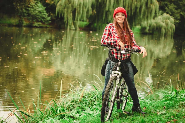 Chica relajante en el parque otoñal con bicicleta. — Foto de Stock